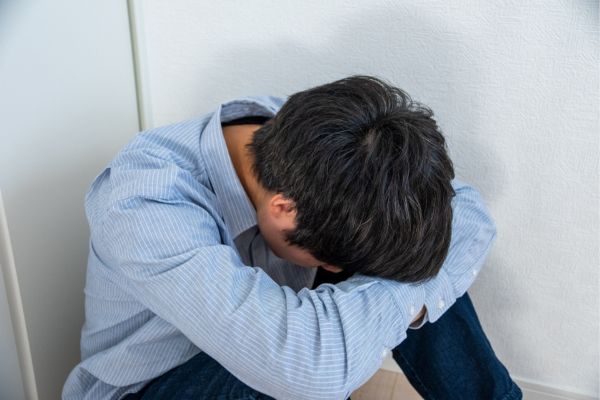 落ち込む男性