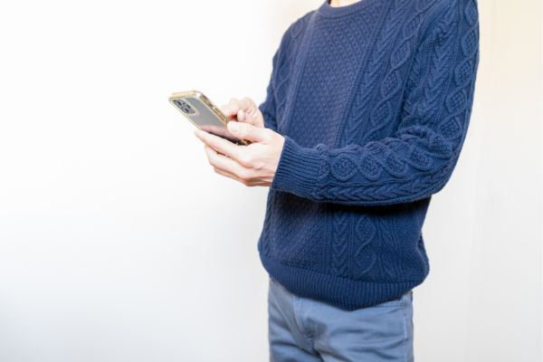 スマホを操作する男性