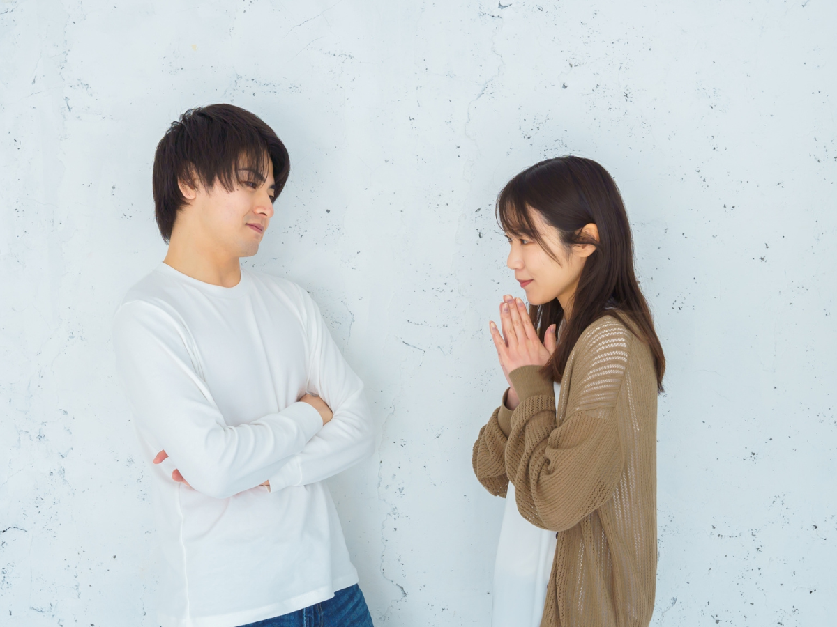 男性と謝る女性