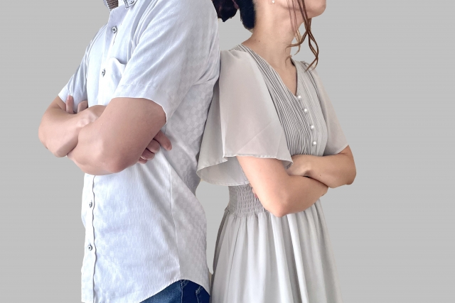 後ろを向いて喧嘩する男女