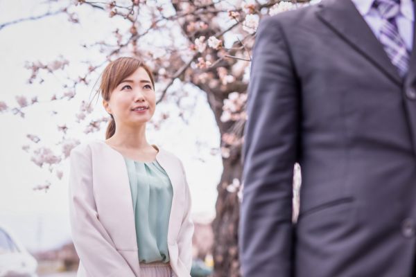 桜の下の男女