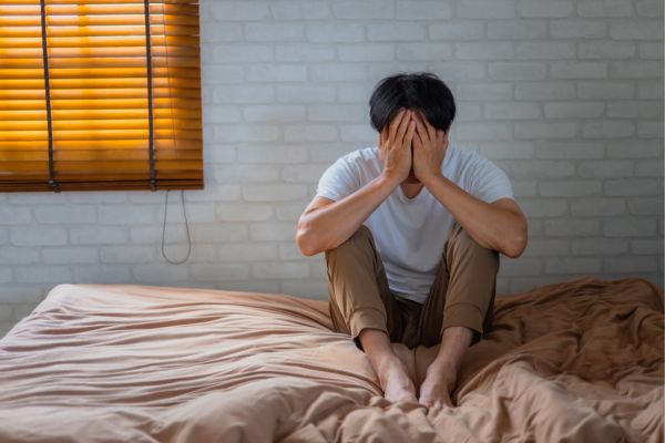 落ち込む男性