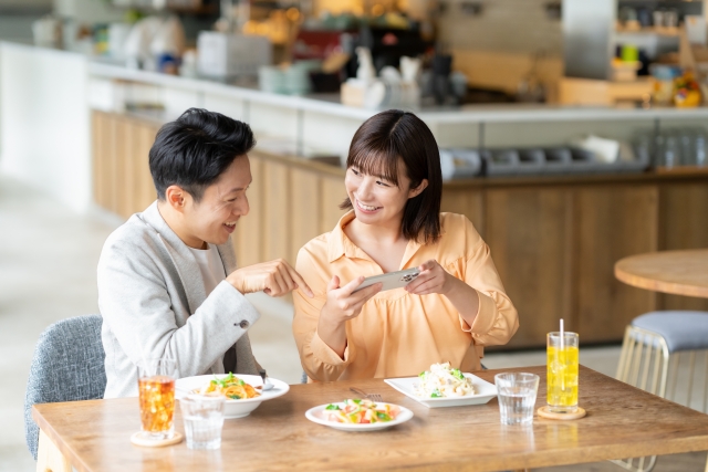 カフェでデートするカップル