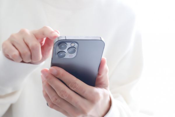 スマートフォンを操作する男性