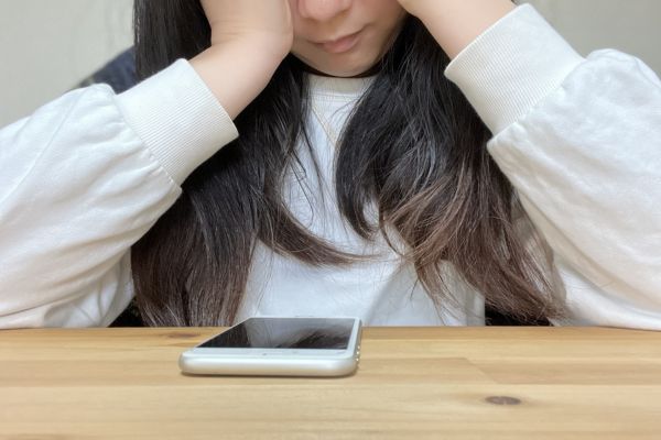 頭を抱える女性