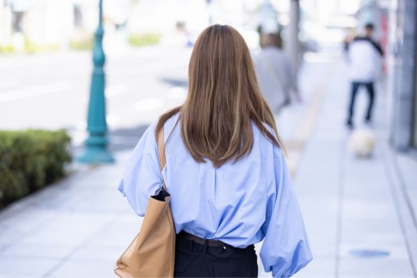 歩く女性の後ろ姿