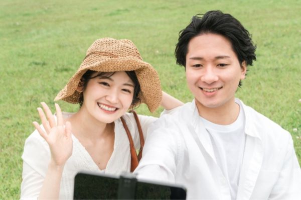 自撮りをするカップル
