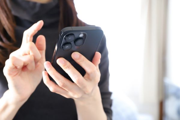 スマートフォンを操作する女性